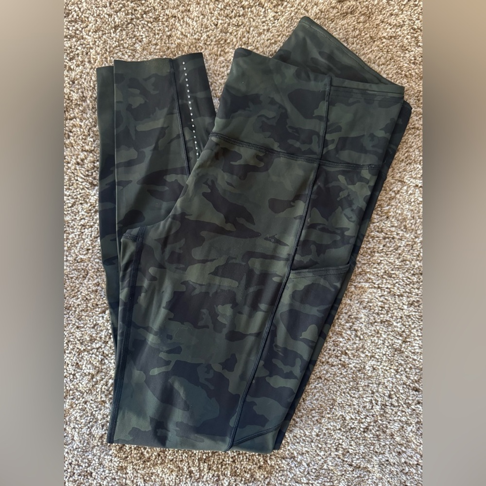 Lululemon Fast & Free 7/8 Tight Nulux 25"
Incognito Camo Multi Green Size 10